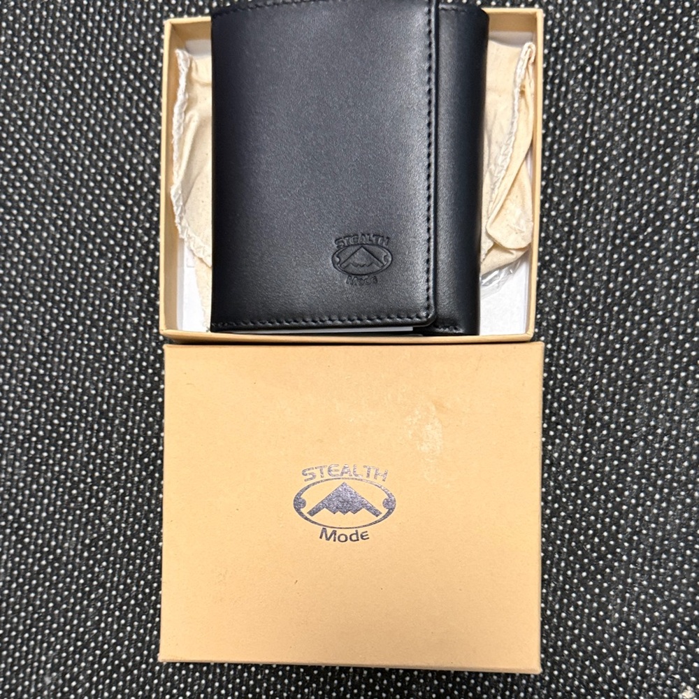 NWT.. Mens Stealth Mode Wallet